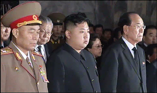 지난 20일 김정은이 김정일 북한 국방위원장 빈소에 참배하고 있다. 