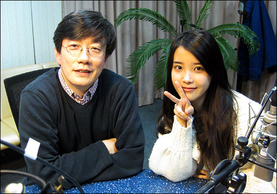  MBC 라디오 표준FM <손석희의 시선집중> 진행자인 손석희 교수와 아이유
