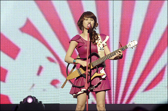  가수 이수영. 사진은 2007년 MBC <가요대제전> 당시의 모습.