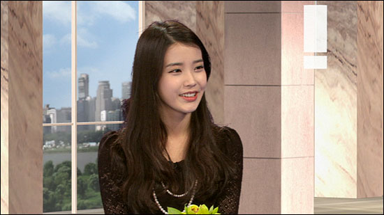  오는 25일 방송될 MBC <뉴스와 인터뷰> 녹화를 마친 가수 아이유