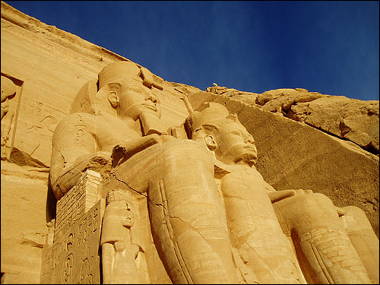 람세스 2세의 석상은 높이 20m에 이른다. 람세스 2세의 다리 옆에는 그의 부인 네페르타리 조각상이 보이는데, 신전 정면에 왕과 함께 왕의 부인이 조각된 것은 아부심벨 석상이 처음이라고 한다.