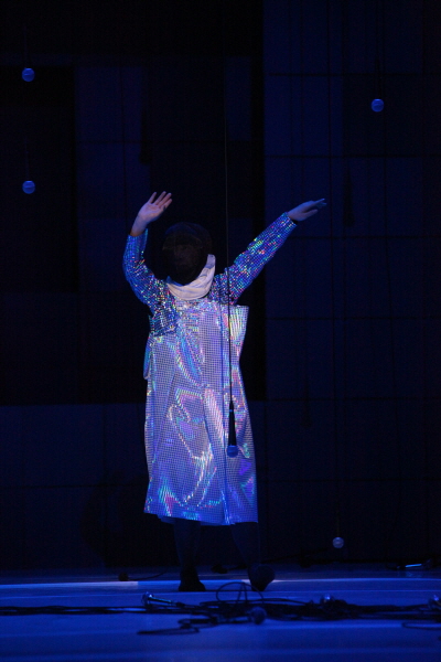 무용수 김정선이 다소 코믹한 미래형 인간의 모습으로 춤을 추고 있다.