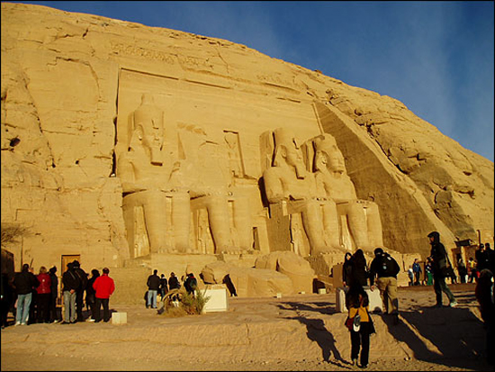 이집트에서 가장 위대한 파라오, 람세스 2세가 세운 거대한 신전인 아부심벨 신전. 사막에 묻혀 있던 신전은 탐험가 벨조니에 의해 깊은 잠에서 깨어났다. 일반적인 고대 이집트의 부조 석상과 달리 얼굴을 정면으로 조각한 것이 특징.