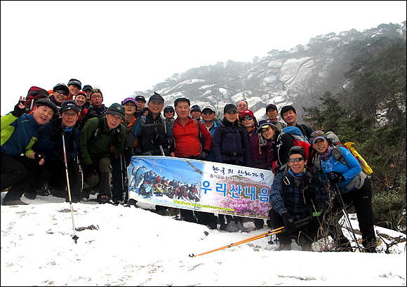  전망바위 구간에서 이날 수락산 산행을 함께한 28명의 회원님들이 단체 기념 사진을 찍었다. 