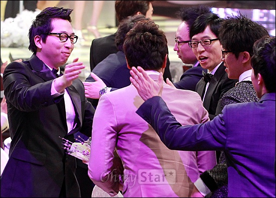  24일 저녁 서울 여의도 KBS홀에서 열린 2011 KBS연예대상에서 코미디부문 남자 우수상 공동수상자인 김원효를 정범균(왼쪽)과 유재석(오른쪽에서 세번째)이 축하해 주고 있다.