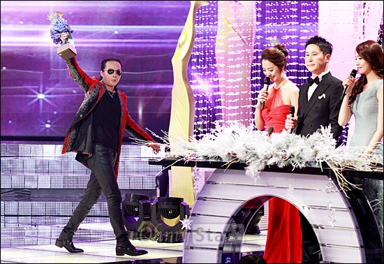  24일 저녁 서울 여의도 KBS홀에서 열린 2011 KBS연예대상에서 <남자의 자격>으로 특별상을 받은 가수 김태원이 트로피를 높이 들어올리며 무대에서 내려오고 있다. 

