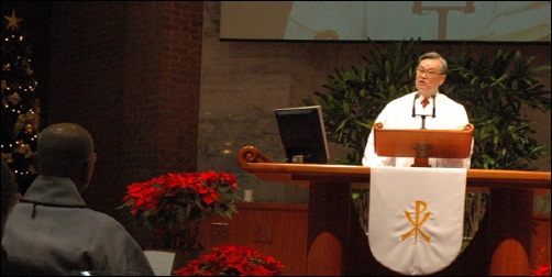 성탄절 설교하는 인명진 목사. 설교를 듣고 있는 법륜스님.