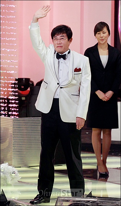  24일 저녁 서울 여의도 KBS홀에서 열린 2011 KBS연예대상에서 쇼오락MC부문 신인상(남자)을 받은 양준혁을 축하하고 자리로 돌아가던 이경규가 방청객을 향해 손을 흔들며 인사하고 있다.