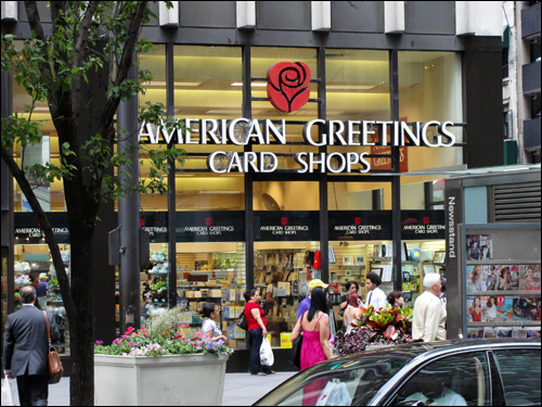 뉴욕시에 있는 '아메리칸 그리팅스' 카드전문점. '올마크(Hallmark)' 카드와 더불어 미국의 양대 축하카드 회사다.