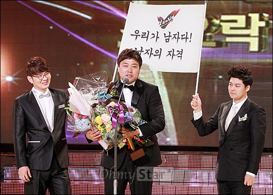  24일 저녁 서울 여의도 KBS홀에서 열린 2011 KBS연예대상에서 쇼오락MC부문 신인상(남자)을 받은 양준혁이 소감을 전하고 있다.