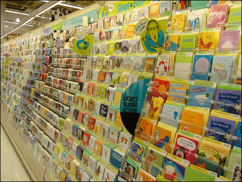 미국에서는 카드 전문점이 아니어도 어디서나 쉽게 축하카드를 살 수 있다. 사진은 식료품점 문구코너의 카드 진열대 일부. 