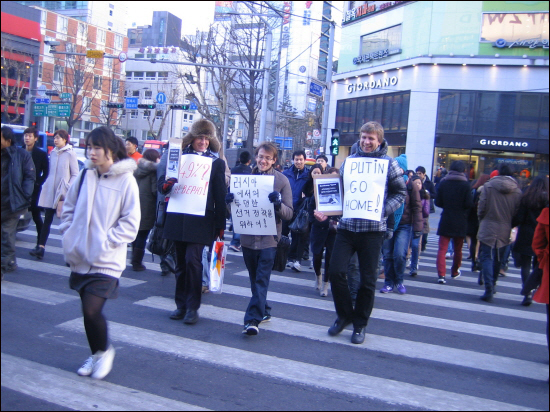 한국인들의 정치적 무관심과 혹한의 날씨 속에서도 행진에 적극 참여하고 있다.
