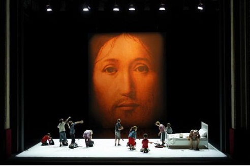 로메오 카스텔루치 <신의 아들의 얼굴개념에 대하여> 무대 뒤 거대한 예수의 형상 

