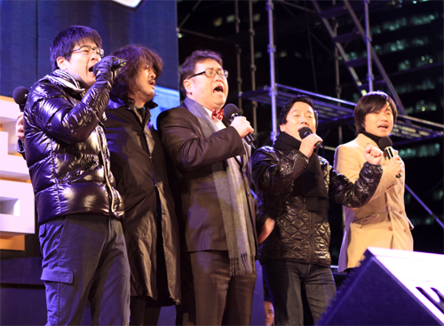 지난 11월 30일 서울 여의도광장에서 열린 '나는꼼수다' 특별공연에서 나는꼼수다 4인방이 일동으로 김광석의 '일어나'를 부르고 있다.