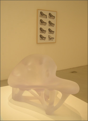 요리스 라만 I '긴 의자(Bone Chaise)' 폴리우레탄 성분 합성수지(Polyurethane-based resin) 148×77×103cm 2006. 작업이 렌더링(rendering)되는 과정을 벽에 부착해 놓고 있다