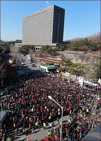 'BBK 의혹'관련, 허위사실 유포 혐의로 대법원으로부터 징역 1년의 확정 판결을 받은 정봉주 전 민주당 의원의 송별회가 열린 가운데, 26일 오후 서울 서초구 서울중앙지방검찰청 앞에 수많은 지지자들이 흰색 풍선과 빨간 장미가 들고 정 의원을 배웅하고 있다.