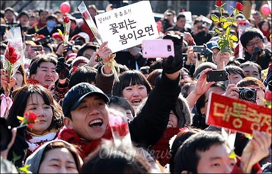 'BBK 의혹'관련, 허위사실 유포 혐의로 대법원으로부터 징역 1년의 확정 판결을 받은 정봉주 전 민주당 의원의 송별회가 열린 가운데, 26일 오후 서울 서초구 서울중앙지방검찰청 앞에서 지지자들이 '드레스코드'를 빨간색으로 맞춰 입고 흰색 풍선과 빨간 장미를 들어보이며 '정봉주'를 연호하고 있다.