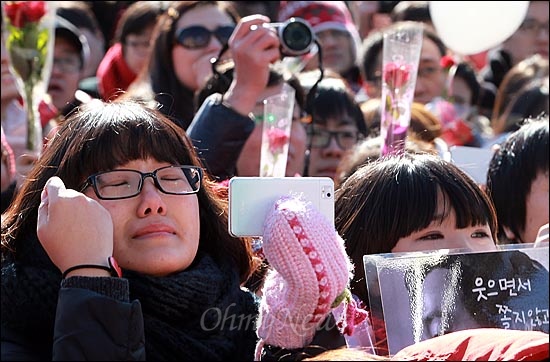 26일 오후 서울 서초구 서울중앙지방검찰청 앞에서 지지자들이 '정봉주'를 연호하며 눈물을 훔치고 있다.