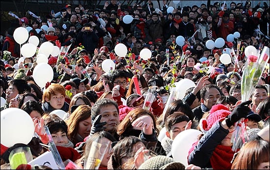 26일 오후 서울 서초구 서울중앙지방검찰청 앞에서 지지자들이 '드레스코드'를 빨간색으로 맞춰 입고 흰색 풍선과 빨간 장미를 들어보이며 '정봉주'를 연호하고 있다.