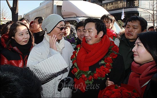 'BBK 의혹'관련, 허위사실 유포 혐의로 대법원으로부터 징역 1년의 확정 판결을 받은 정봉주 전 민주당 의원의 송별회가 열린 가운데, 26일 오후 서울 서초구 서울중앙지방검찰청 앞에서 정 전 의원이 명진 스님, 임수경씨와 이야기를 나누고 있다.