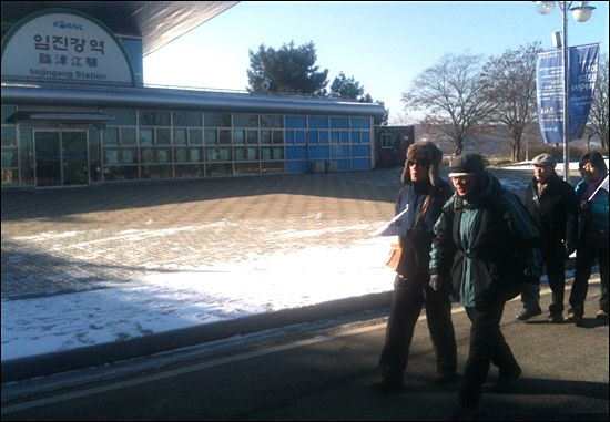 제주해군기지 건설에 반대하는 한국작가회의 소속 문인들이 임진각에서 제주도까지 행진에 나섰다. 임진강역을 지나는 모습.