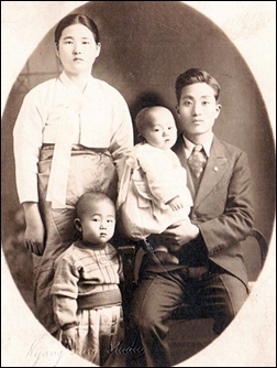 군산 의용소방대 고(故) 이규철 대원 가족사진(1937년 촬영). 앞에 서 있는 꼬마(세 살)가 이종남 어른.
