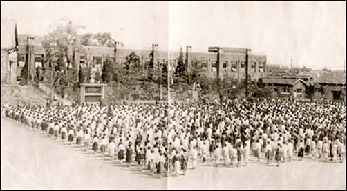 군산 중앙초등학교 아침조회 광경.(1947년 졸업앨범 사진) 
