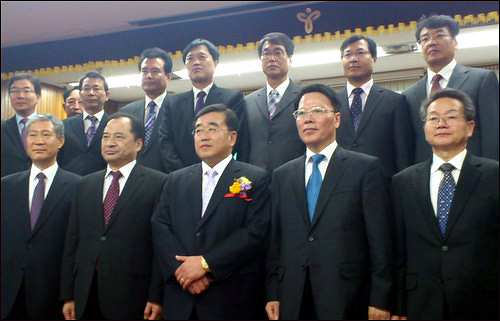 이대영 서울시교육청 부교육감(앞줄 가운데)은 지난 10월 31일 오전 취임식을 치르고 업무를 시작했다.