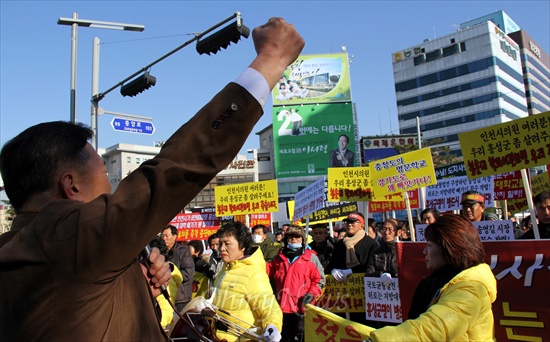  청운대와 중부대 수도권 이전을 반대하는 충남 홍성군민과 금산군민 200 여명이 27일 오전 11시 충남도청 앞에서 집회를 갖고 있다.