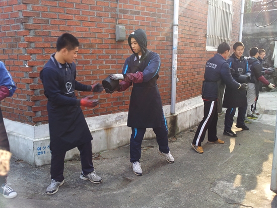 지난 20일, 연탄배달봉사활동. 이날에는 전북중학교와 우석고등학교 유도부 학생들이 참여했다. 올해 전국체전에서 받은 상금중 일부와 학생과 교사들이 십시일반으로 걷은 성금을 후원했다. 