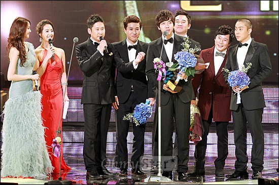  2011 KBS <연예대상>을 공동수상한 <1박2일> 팀. 