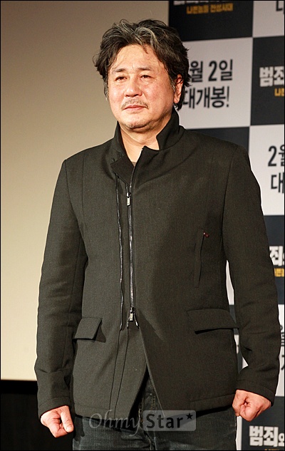  28일 서울 동대문 메가박스에서 열린 영화<범죄와의 전쟁> 제작보고회에서 배우 최민식이 포토타임을 갖고 있다.