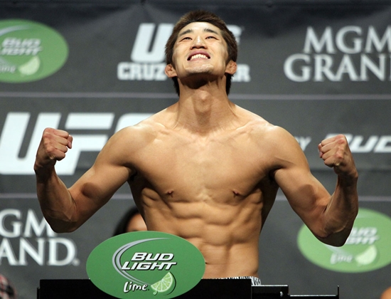 계체량에서의 김동현 선수 지난 UFC132 대회에서 계체량을 통과한 김동현 선수의 모습이다.
