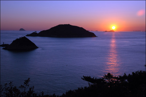 거제도에서 제일 아름다운 섬, 대소병대도. 40여개 섬이 올망졸망한 이 섬들 사이로 2011년 태양은 2012년 새해에 새로운 모습으로 떠 오를 것을 약속하고 넘어가고 있다.