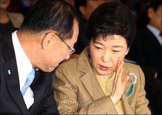 2011년 12월 29일 당시 한나라당 박근혜 비대위원장이 의원총회에서 황우여 원내대표와 귓속말을 하고 있다.