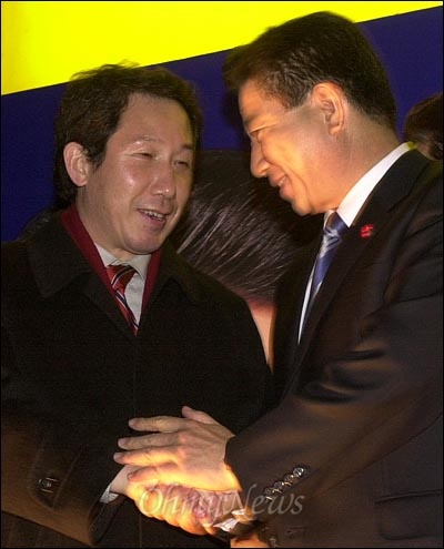 지난 2002년 12월 5일 부산시 사상구 시외버스터미널 거리유세에서 민주당 대통령 후보인 노무현 후보와 김근태 의원이 악수하고 있다.