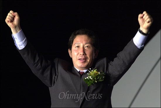 지난 2002년 3월 10일 울산 종하체육관에서 열린 민주당 대통령 후보 울산지역 경선에서 김근태 후보가 손을 들어 인사하고 있다.