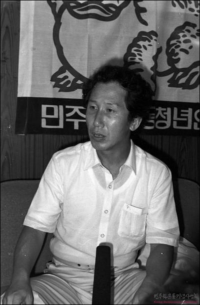 석방 기념 인터뷰하는 민청련 의장 김근태