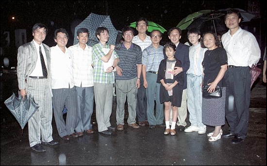 1988년 6월 30일 석방환영식에 참석한 민주인사들과 기념촬영을 하는 김근태 