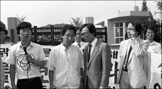 1988년 6월 30일 출소 환영식 중 이해찬과 함께 이야기를 나누는 김근태