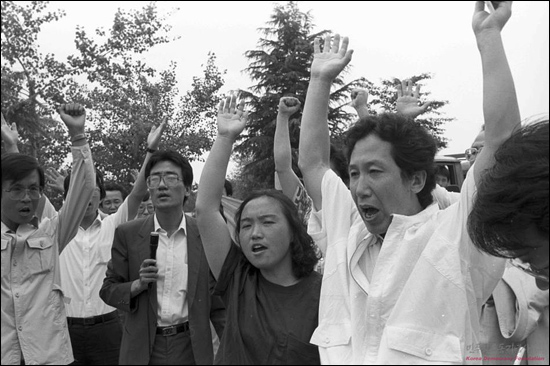 1988년 6월 30일 김천교도소 앞에서 석방의 기쁨에 만세를 외치는 김근태
