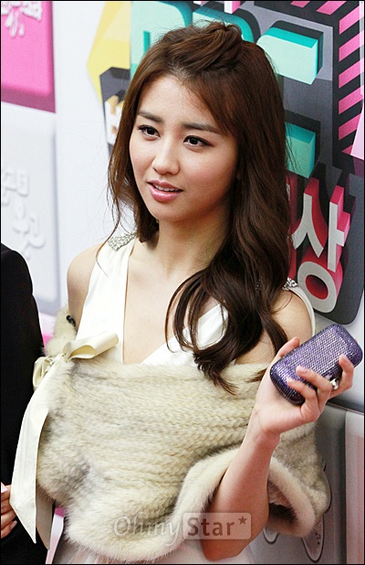  29일 저녁 일산 MBC드림센터에서 열린 2011 MBC연예대상 레드카펫에서 사회자인 배우 박하선이 포즈를 취하고 있다.