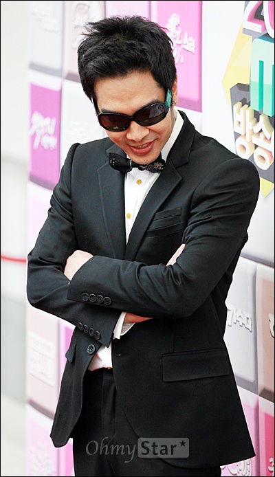  29일 저녁 일산 MBC드림센터에서 열린 2011 MBC연예대상 레드카펫에서 시트콤 <하이킥 짧은 다리의 역습>의 고영욱이 포즈를 취하고 있다.