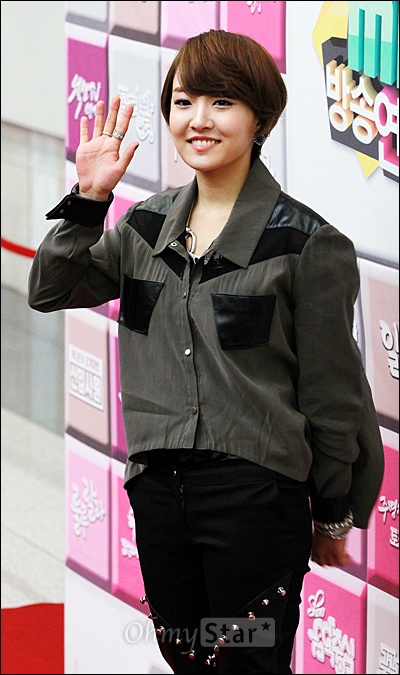  29일 저녁 일산 MBC드림센터에서 열린 2011 MBC연예대상 레드카펫에서 <별이 빛나는 밤에>의 DJ 윤하가 손을 들어 인사하고 있다.