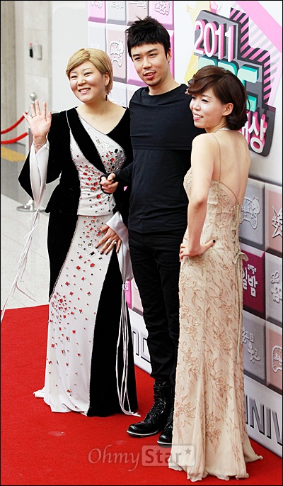  29일 저녁 일산 MBC드림센터에서 열린 2011 MBC연예대상 레드카펫에서 <나도 가수다>의 김세아, 추대엽, 정명옥이 포즈를 취하고 있다.