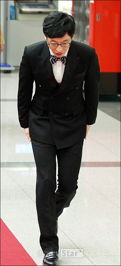  29일 저녁 일산 MBC드림센터에서 열린 2011 MBC연예대상 레드카펫에서 <무한도전>팀의 유재석이 허리숙여 인사하며 입장하고 있다.