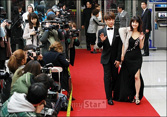  29일 저녁 일산 MBC드림센터에서 열린 2011 MBC연예대상 레드카펫에서 <우리결혼했어요>의 박소현-김원준 커플이 입장하고 있다.