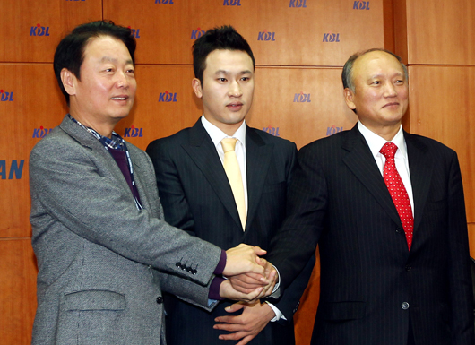  (왼쪽부터) 한선교 총재, 김승현, 오리온스 심용섭 단장