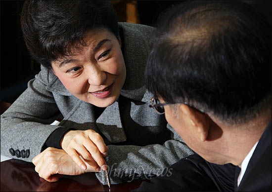 지난 2011년 12월 30일 당시 한나라당 박근혜 비대위원장이 여의도 당사에서 열린 비대위 회의에서 황우여 원내대표와 귓속말을 하고 있다.