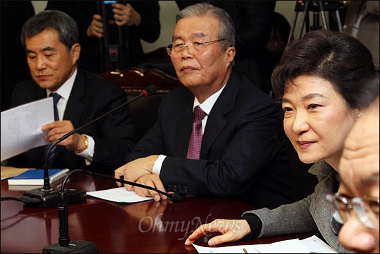 지난 2011년 12월 30일 오전 여의도 당사에서 열린 한나라당(현 새누리당) 비상대책위 회의에 박근혜 비대위원장과 김종인, 이상돈 비대위원이 나란히 참석하고 있다.